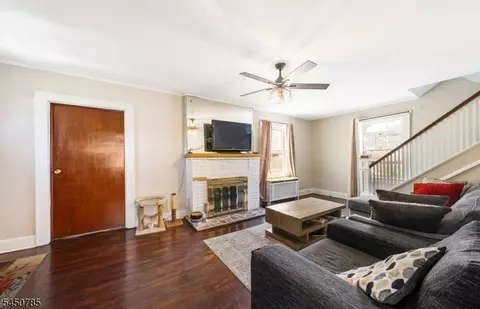 Entry Way - 816 Central St, Plainfield, NJ 07062 photo 4 of 6