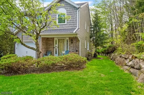 94 Edgefield Dr, Morris Plains, NJ 07950