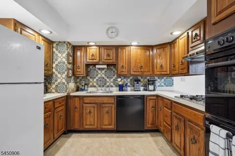 Kitchen - 4 Kensington Rd, Madison, NJ 07940 photo 2 of 4