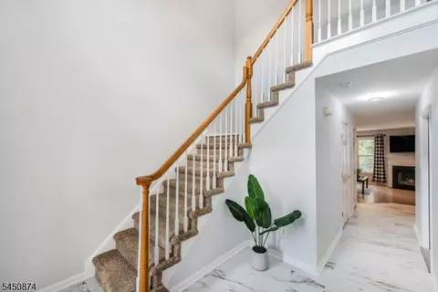 16 Cotton Ct, Hamburg, NJ 07419