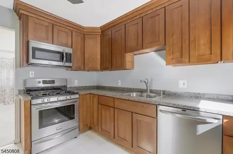 96 Conover Pl, Middlesex, NJ 08846 photo 9