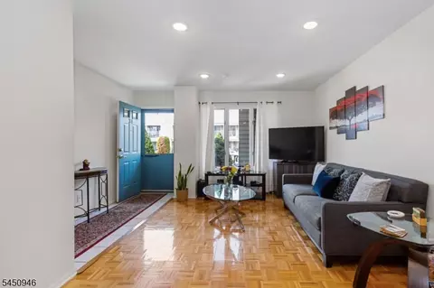 31 Willow Wood Sq #31, East Rutherford, NJ 07073