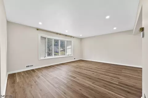 Living - 21 Starlit Dr, Middlesex, NJ 08846 photo 4 of 6