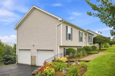10 Lakeview Ter, Sussex, NJ 07461