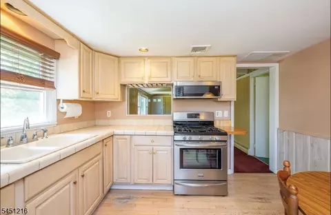 Kitchen - 26 Cedar Tree Trl, Wantage, NJ 07461 photo 2 of 2