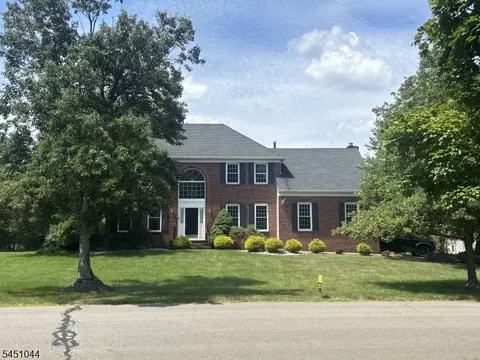8 Stiles Ln, Franklin Park, NJ 08823
