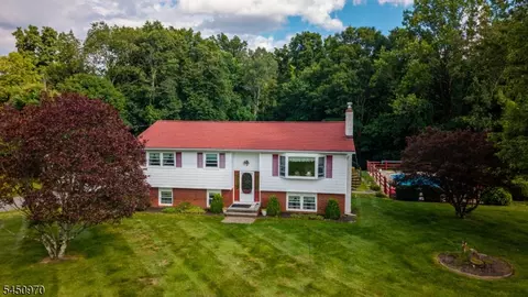 3 Sawmill Rd, Stockholm, NJ 07460