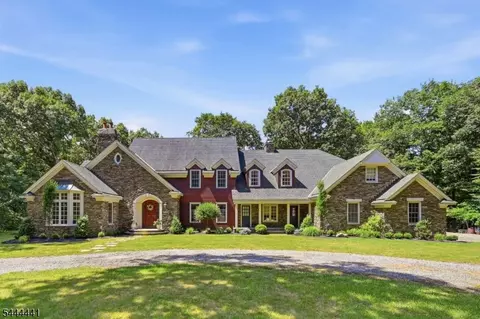 176 Rockburn Pass, West Milford, NJ 07480