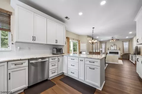 208 Yvonne Way, Stewartsville, NJ 08886