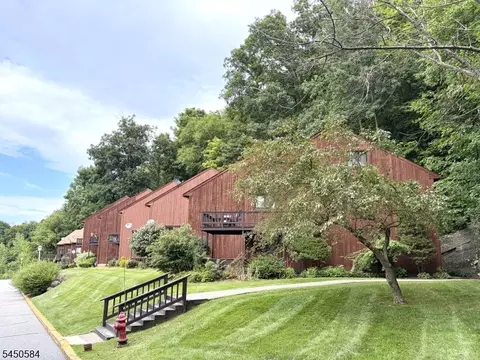 3 Steamboat Dr #9, Vernon, NJ 07462