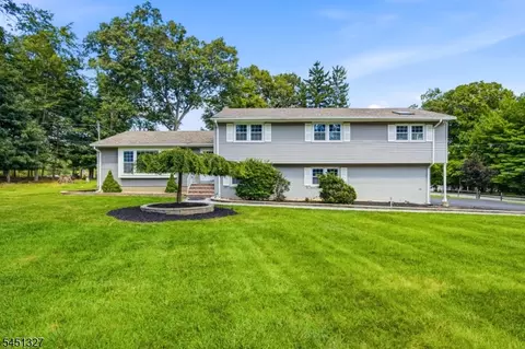 12 Medford Rd, Morris Plains, NJ 07950
