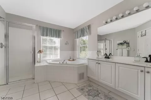 Bath - 46 Saxton Dr, Hackettstown, NJ 07840 photo 2 of 4