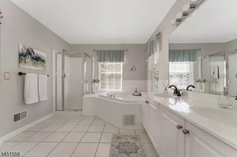 Bath - 46 Saxton Dr, Hackettstown, NJ 07840 photo 3 of 4