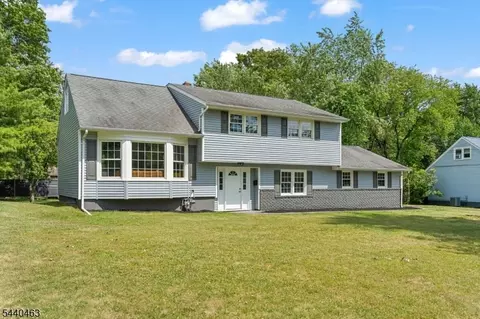 8 Crest Dr, Bound Brook, NJ 08805