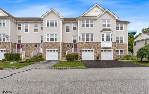54 Indian Field Dr, Hamburg, NJ 07419