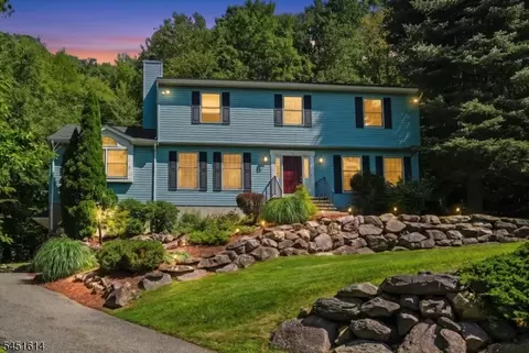 14 Pudding Stone Ln, Oak Ridge, NJ 07438