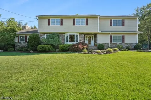 9 Pitcairn Dr, Roseland, NJ 07068