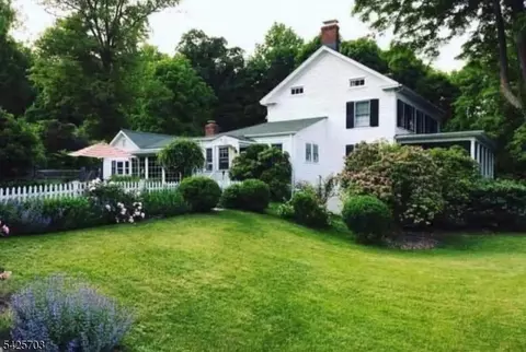 32 Tanners Brook Rd, Chester, NJ 07930