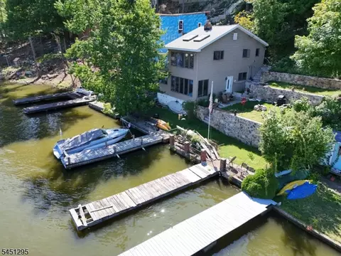 151 Hudson Ave, Hopatcong, NJ 07843