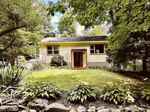 24 W Shore Dr, Vernon, NJ 07462