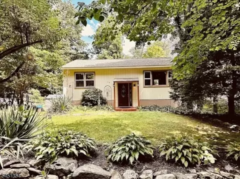24 W Shore Dr, Vernon, NJ 07462