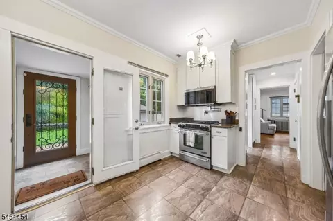 Entry Way - 1041 Kenyon Ave, Plainfield, NJ 07060 photo 3 of 10