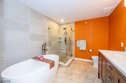 814 River Pl, Butler, NJ 07405