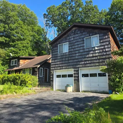 213 Annisquam Rd, Highland Lakes, NJ 07422
