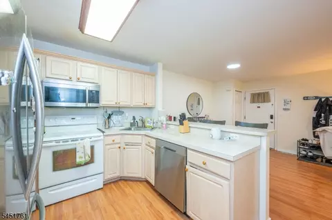 Kitchen - 10 Parkside Ct, Wayne, NJ 07470 photo 2 of 2
