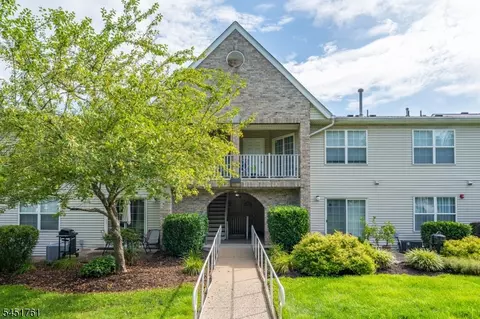 Exterior - 10 Parkside Ct, Wayne, NJ 07470 photo 1 of 2