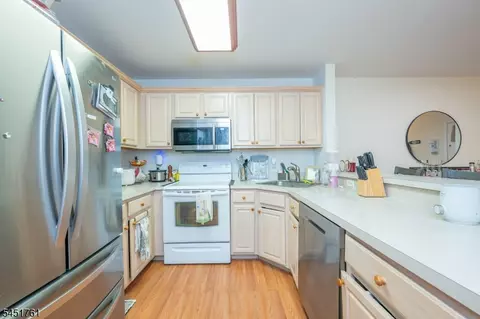 Kitchen - 10 Parkside Ct, Wayne, NJ 07470 photo 1 of 2