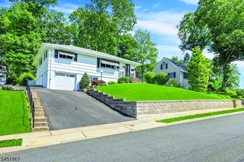37 Hilltop Ter, Bloomingdale, NJ 07403