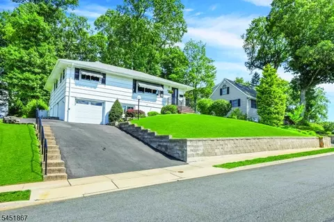 37 Hilltop Ter, Bloomingdale, NJ 07403