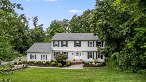 81 Poplar Dr, Morris Plains, NJ 07950
