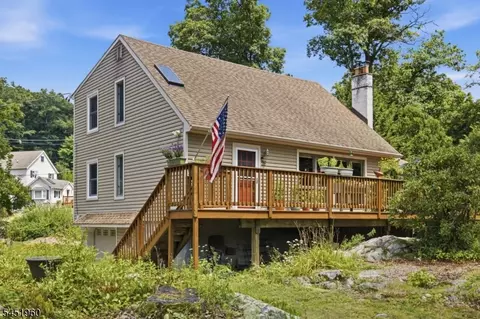 26 Lake Shore Rd W, Stockholm, NJ 07460