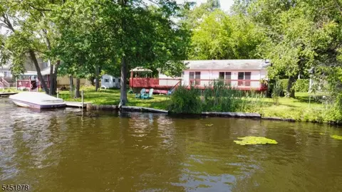 16 Sierra Rd, Lake Hopatcong, NJ 07849