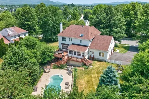 1110 Monroe Dr, Stewartsville, NJ 08886