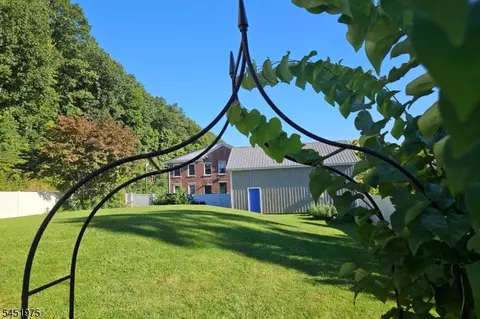 55 Valley St, Columbia, NJ 07832