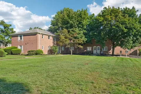 Exterior - 39 Manchester Ct, Wayne, NJ 07470 photo 2 of 4