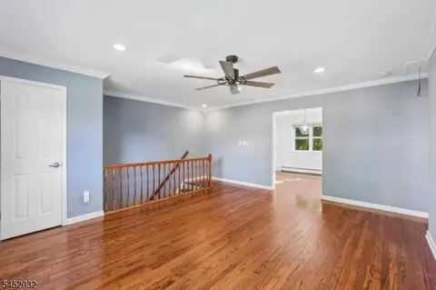 Living - 39 Manchester Ct, Wayne, NJ 07470 photo 3 of 8