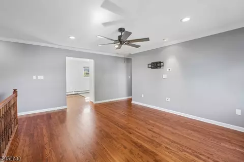 Living - 39 Manchester Ct, Wayne, NJ 07470 photo 4 of 8
