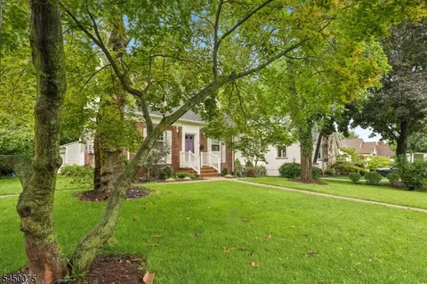 36 Burnet Hill Rd, Livingston, NJ 07039