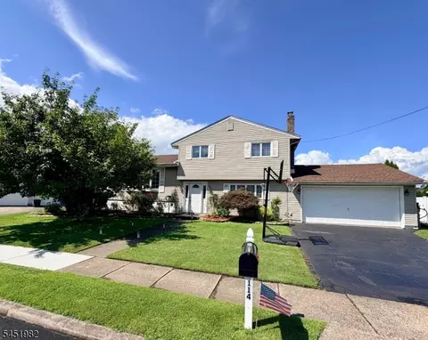114 Sandra Dr, Totowa, NJ 07512