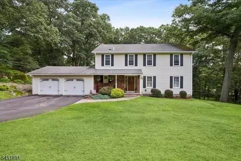 19 Mohawk Ave, Hopatcong, NJ 07843