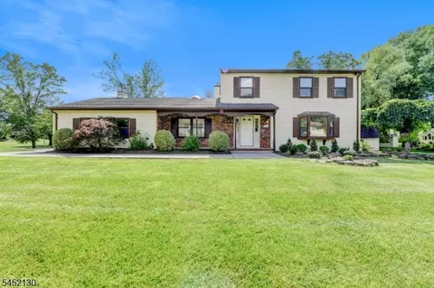 11 Fox Run Dr, East Hanover, NJ 07936