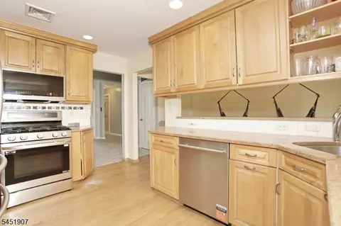 Kitchen - 14 Birdseye Cir, Wayne, NJ 07470 photo 3 of 4