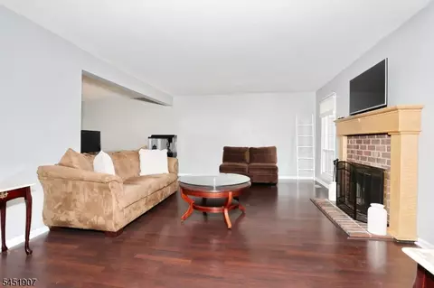 Living - 14 Birdseye Cir, Wayne, NJ 07470 photo 3 of 4