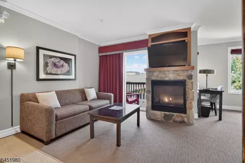 2 Chamonix Dr #518, Vernon, NJ 07462