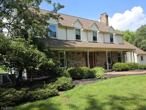 1 Chrystal Dr, Lebanon, NJ 08833