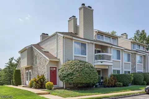 90 Farnham Sq #290, Parlin, NJ 08859